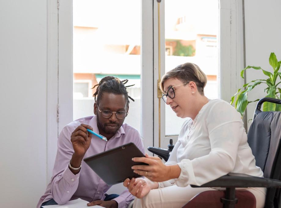 Deux personnes consultant une tablette numérique
