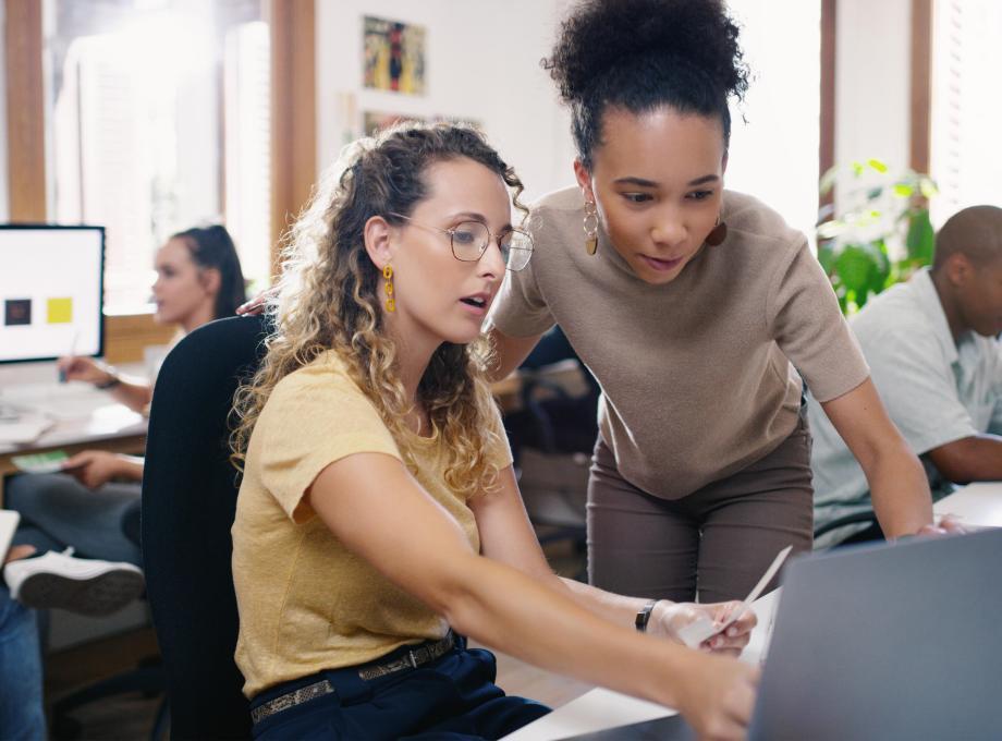 collaboratrices ordinateur